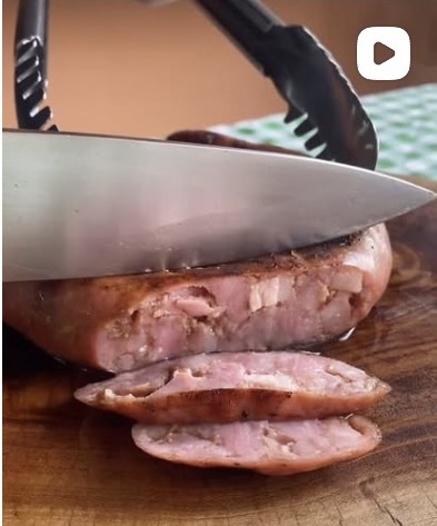 Corte artesanal da linguiça Schetini
